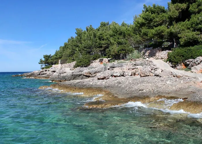 Zavala 8774b * Jelsa (Hvar)